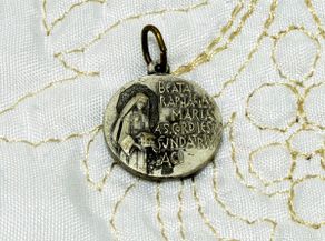 Antiguidades: MEDALLA BEATA RAPHAELA MARÍA CON RELIQUIA DE TELA DE SU INDUMENTARIA